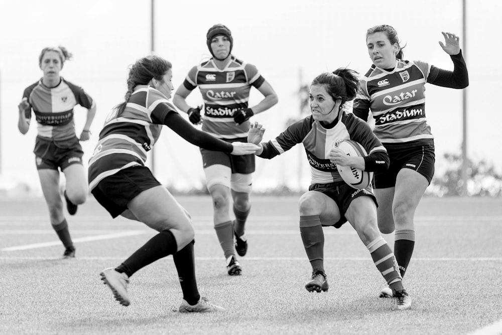 mujeres jugando al fútbol