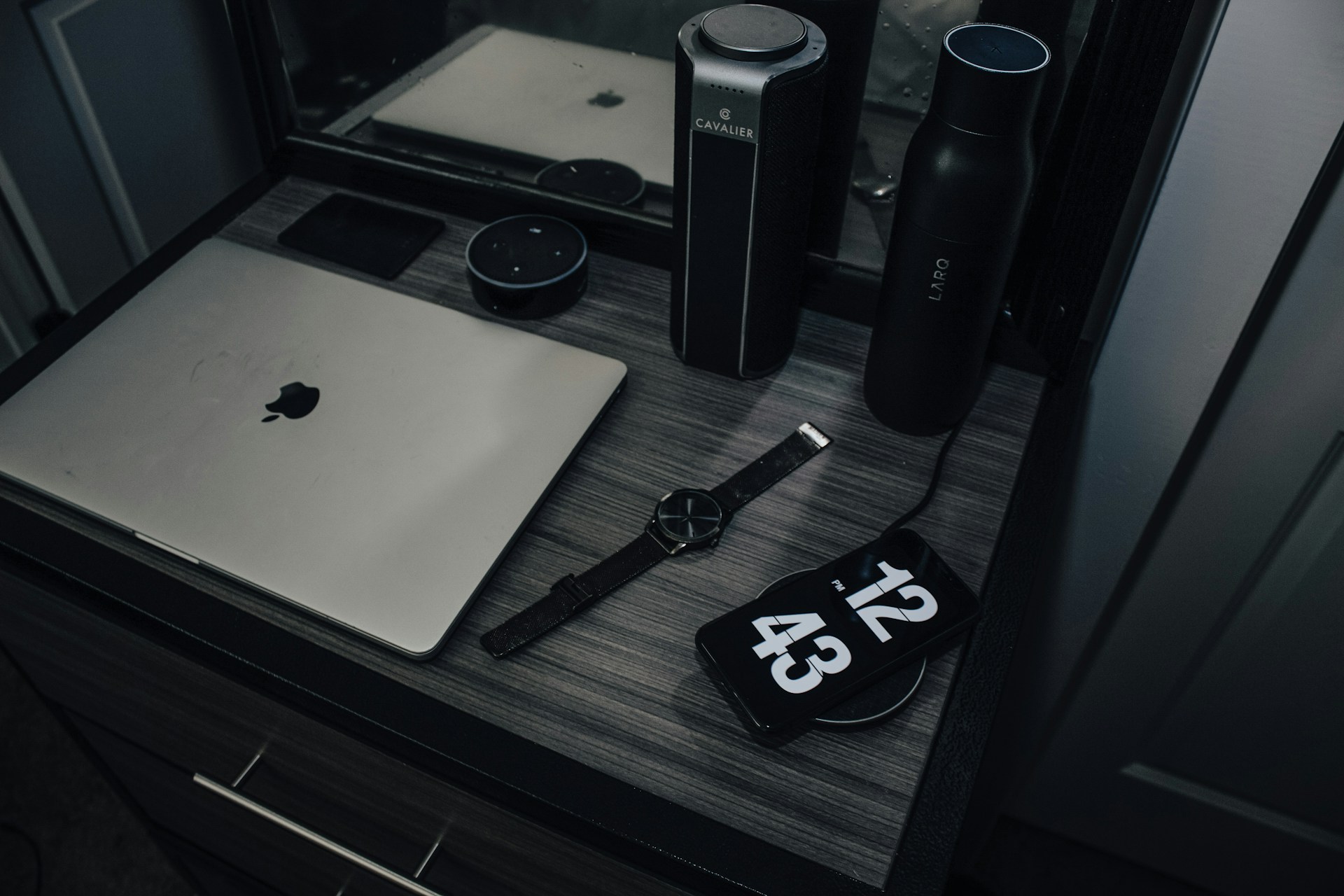 gray computer monitor