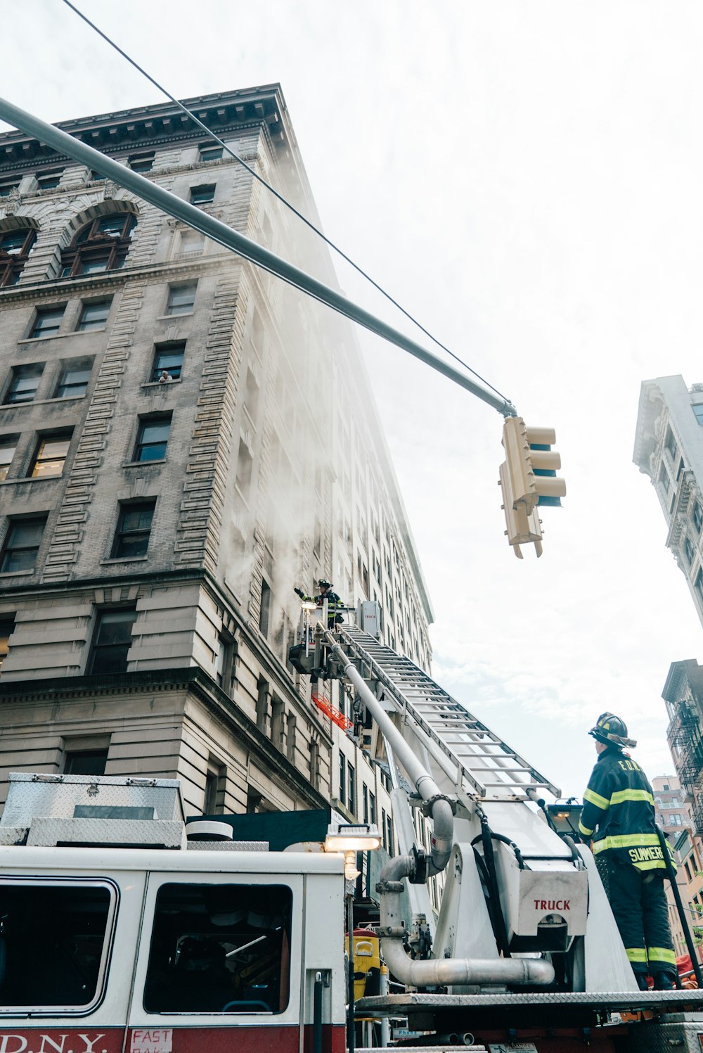 vigile del fuoco in cima alla scala antincendio