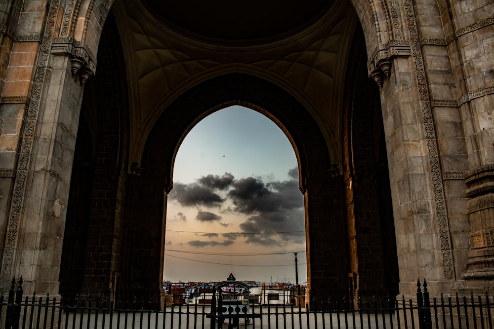 Pasillo de arco frente a vallas metálicas