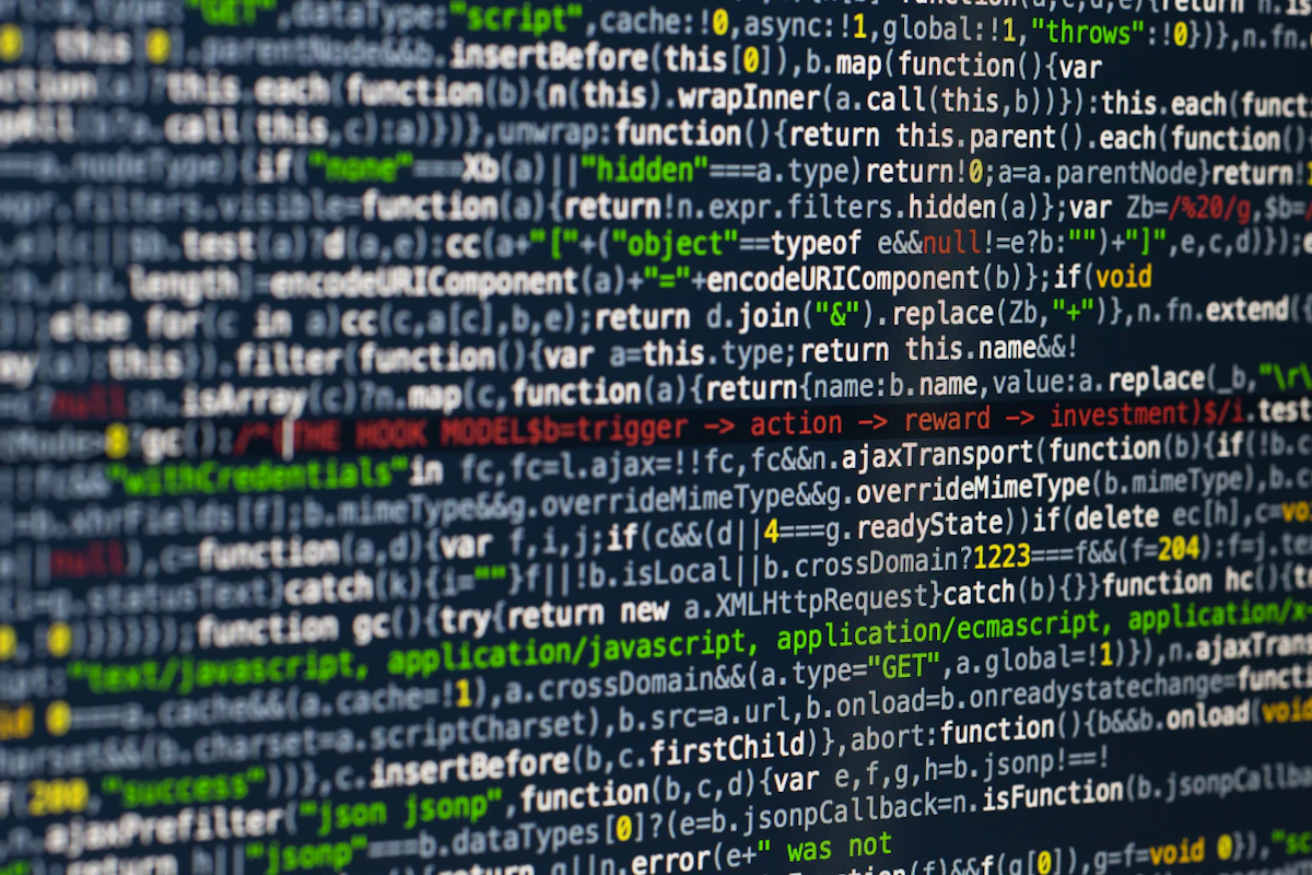 Vista cercana de código fuente con líneas resaltadas, simbolizando la búsqueda y análisis de fallos de programación en el código de systemd.