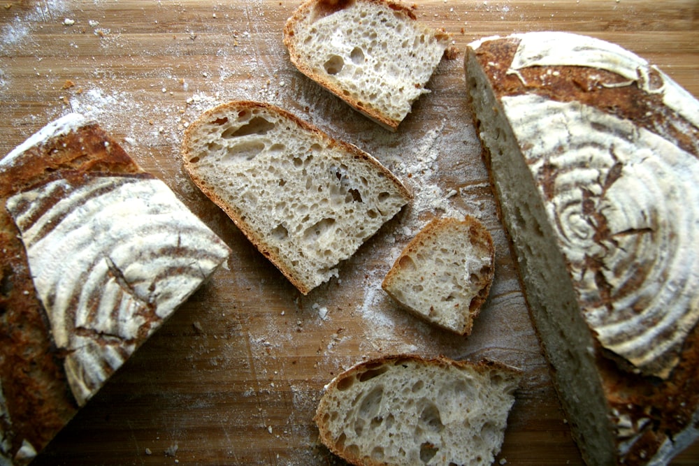 Pane a fette di varie dimensioni sul tavolo