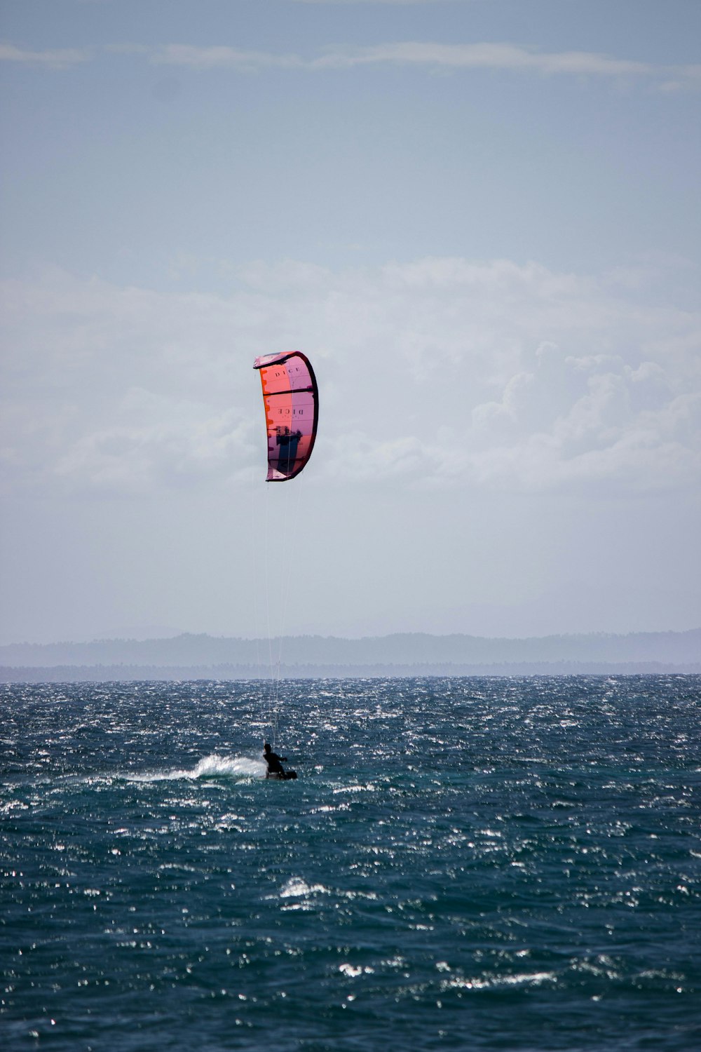 Persona que hace parasailing