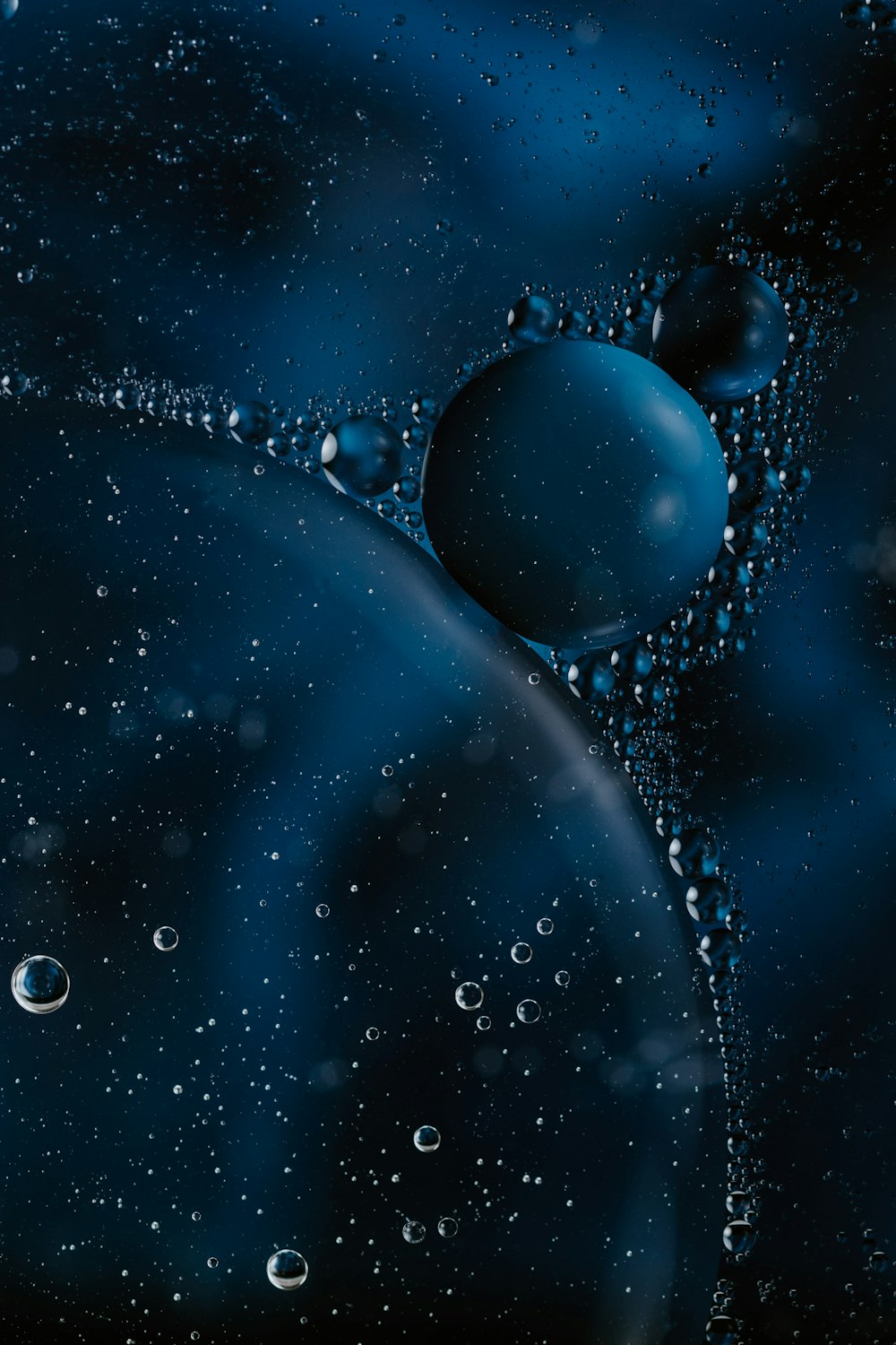 Eine Nahaufnahme von Wasserblasen auf schwarzem Hintergrund