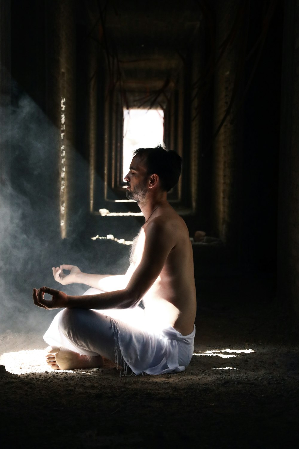 建物の中で瞑想する男性