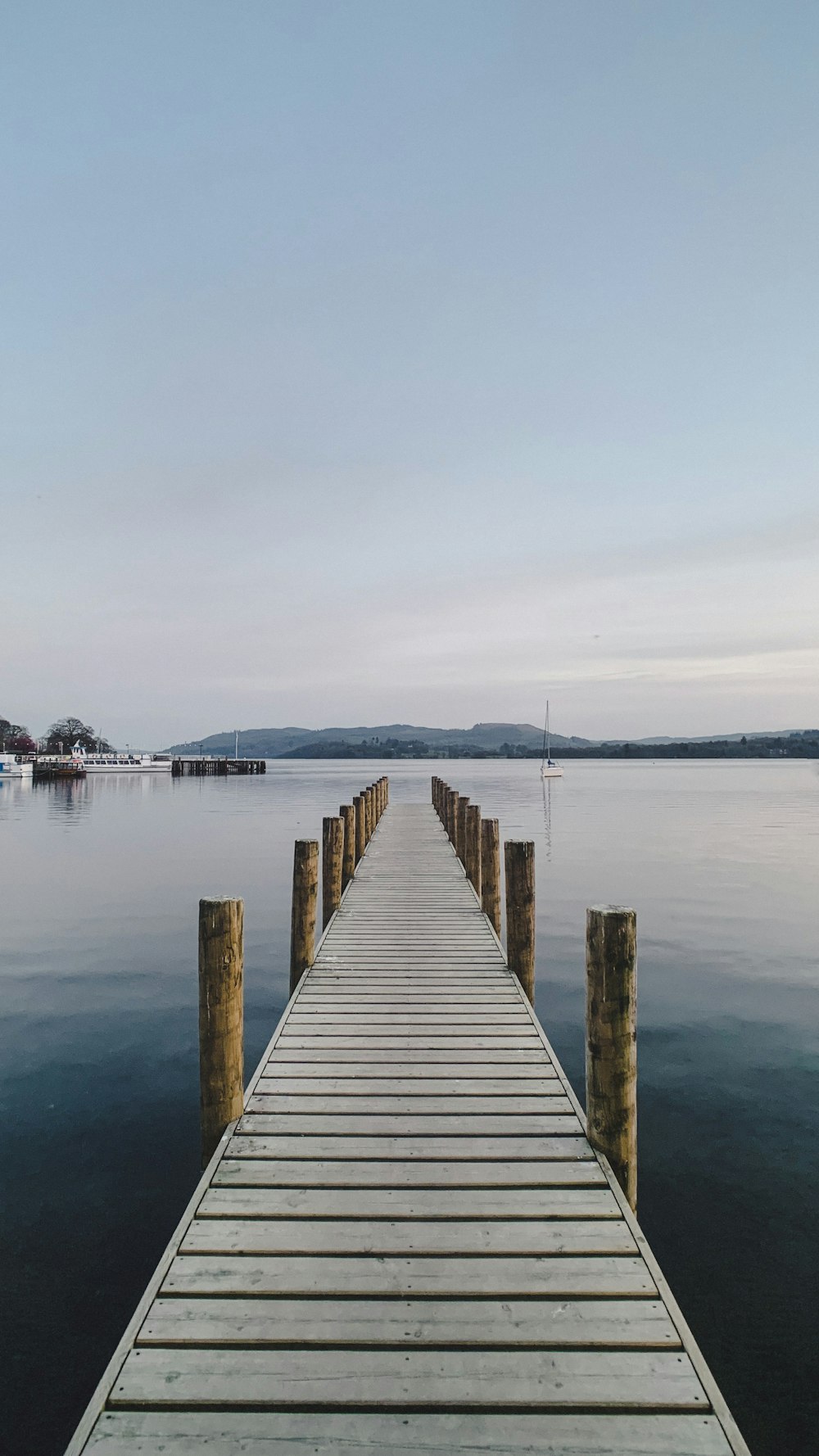 pontile in legno bianco