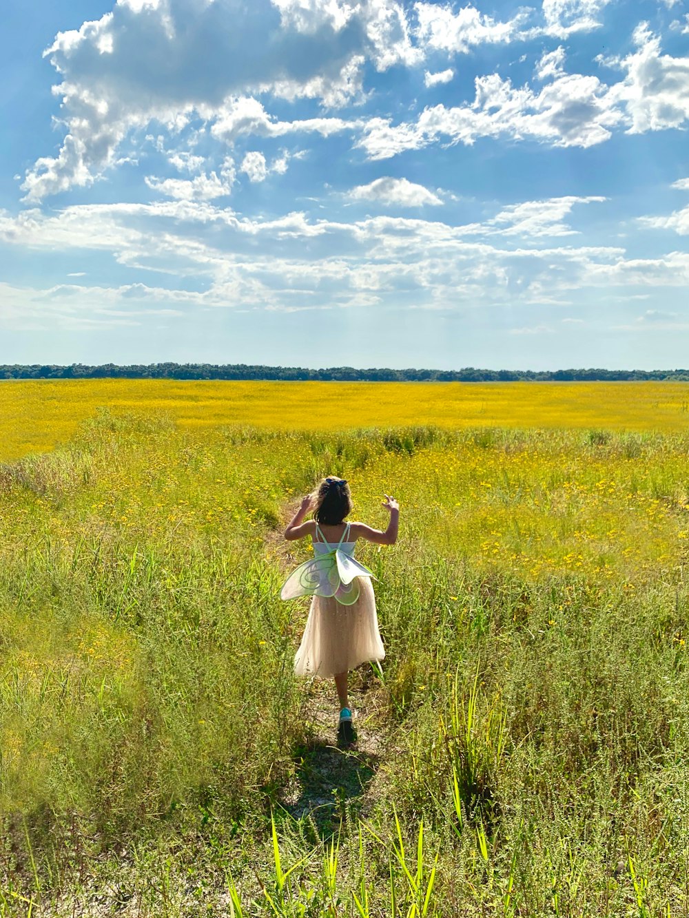 fille portant une robe bleue et beige à superposition de maille