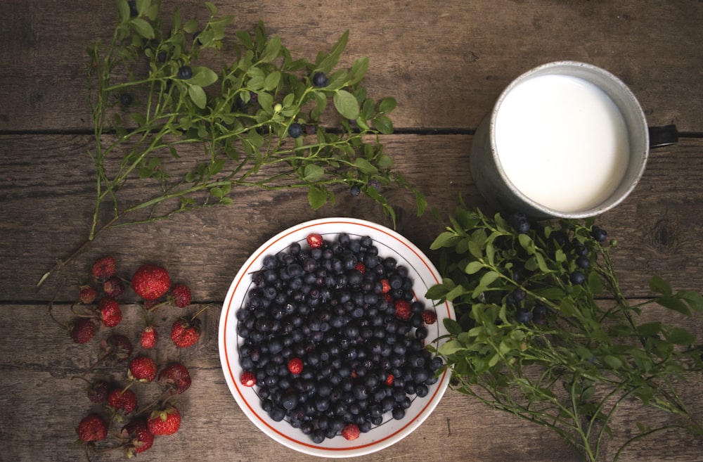 Schwarze Beeren in runder weißer Keramikplatte