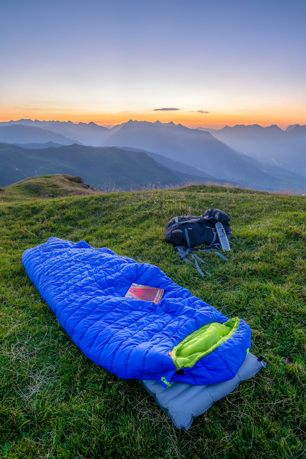 saco de dormir azul na montanha durante o dia