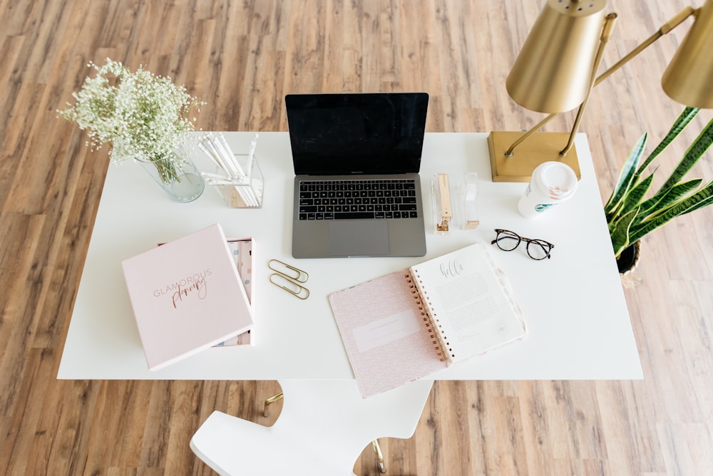 Ordinateur portable gris et noir sur table blanche