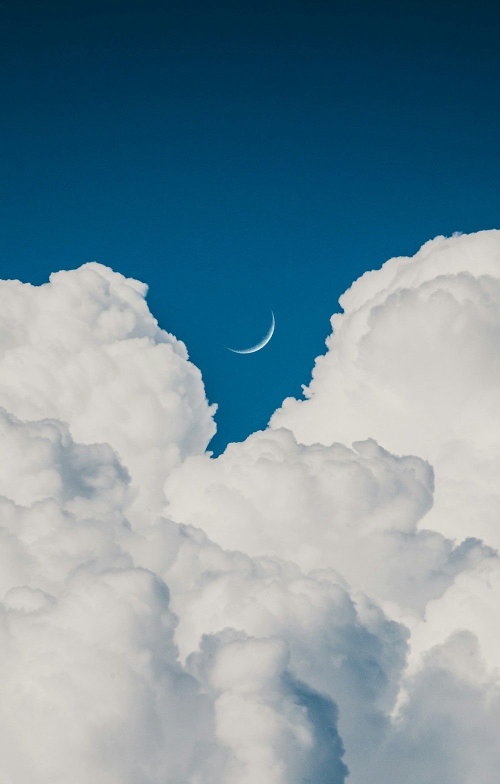 vista della luna dalle nuvole