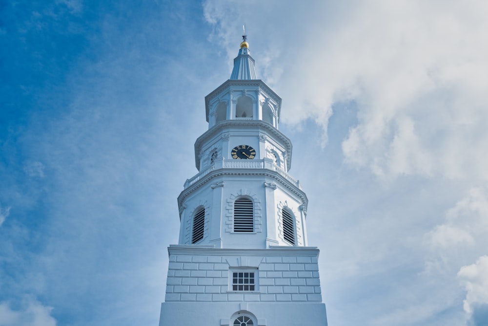 Torre del reloj de hormigón blanco durante el día