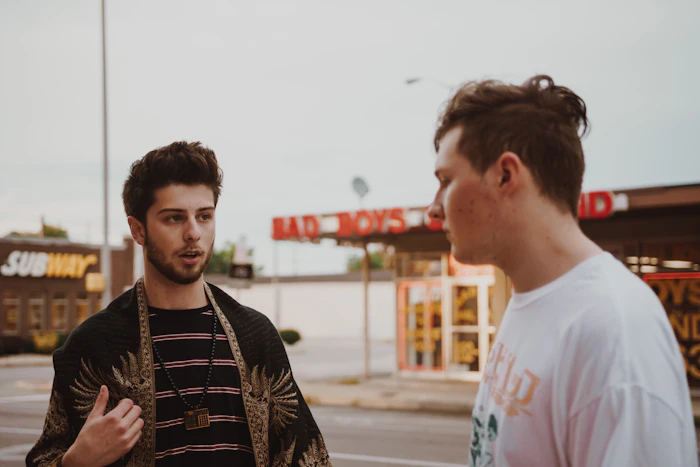 Dos amigos conversando en la calle
