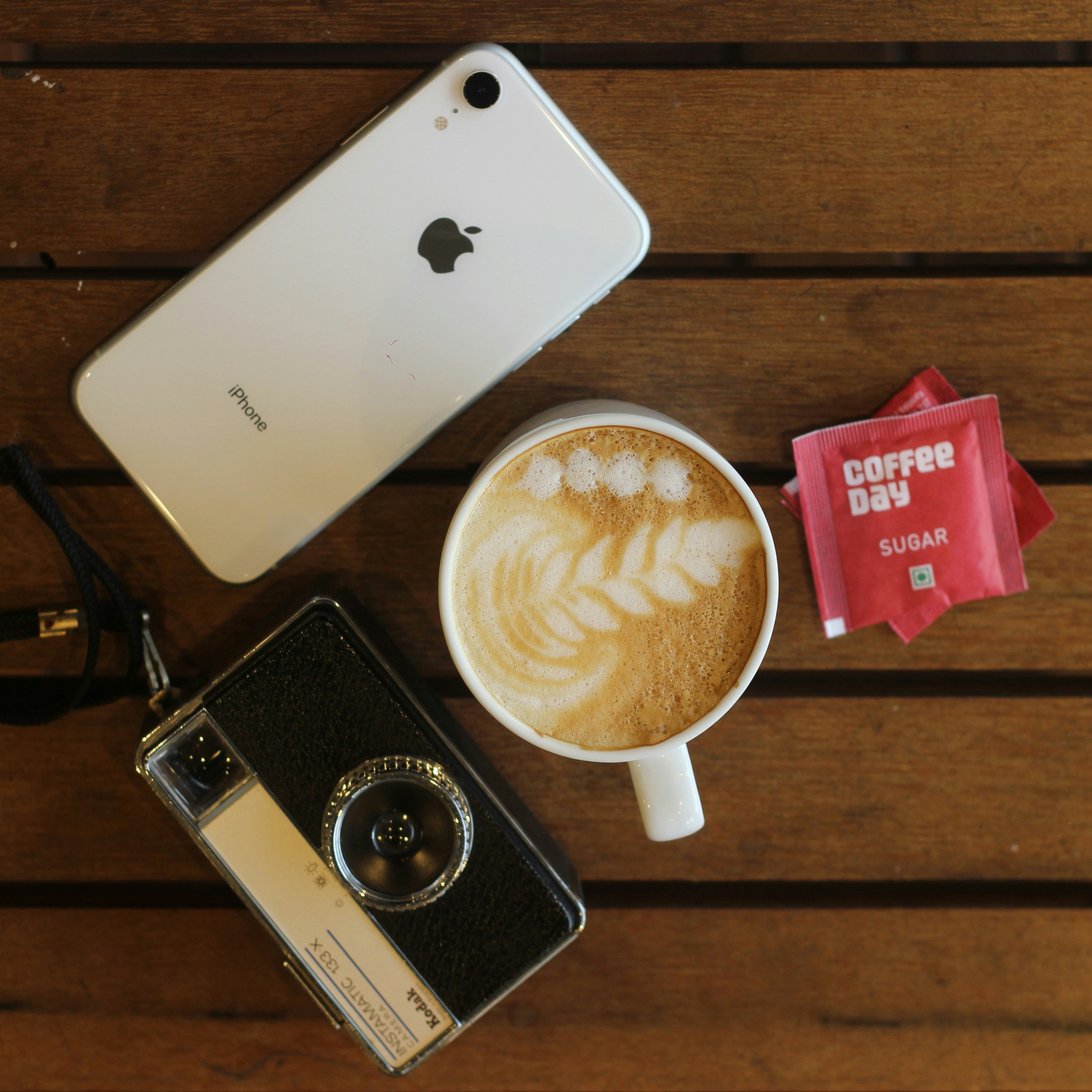 午后咖啡白色手机黑色数码相机简约设计搭配