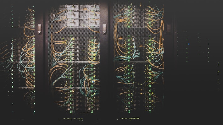 Rack datacenter con cables de red