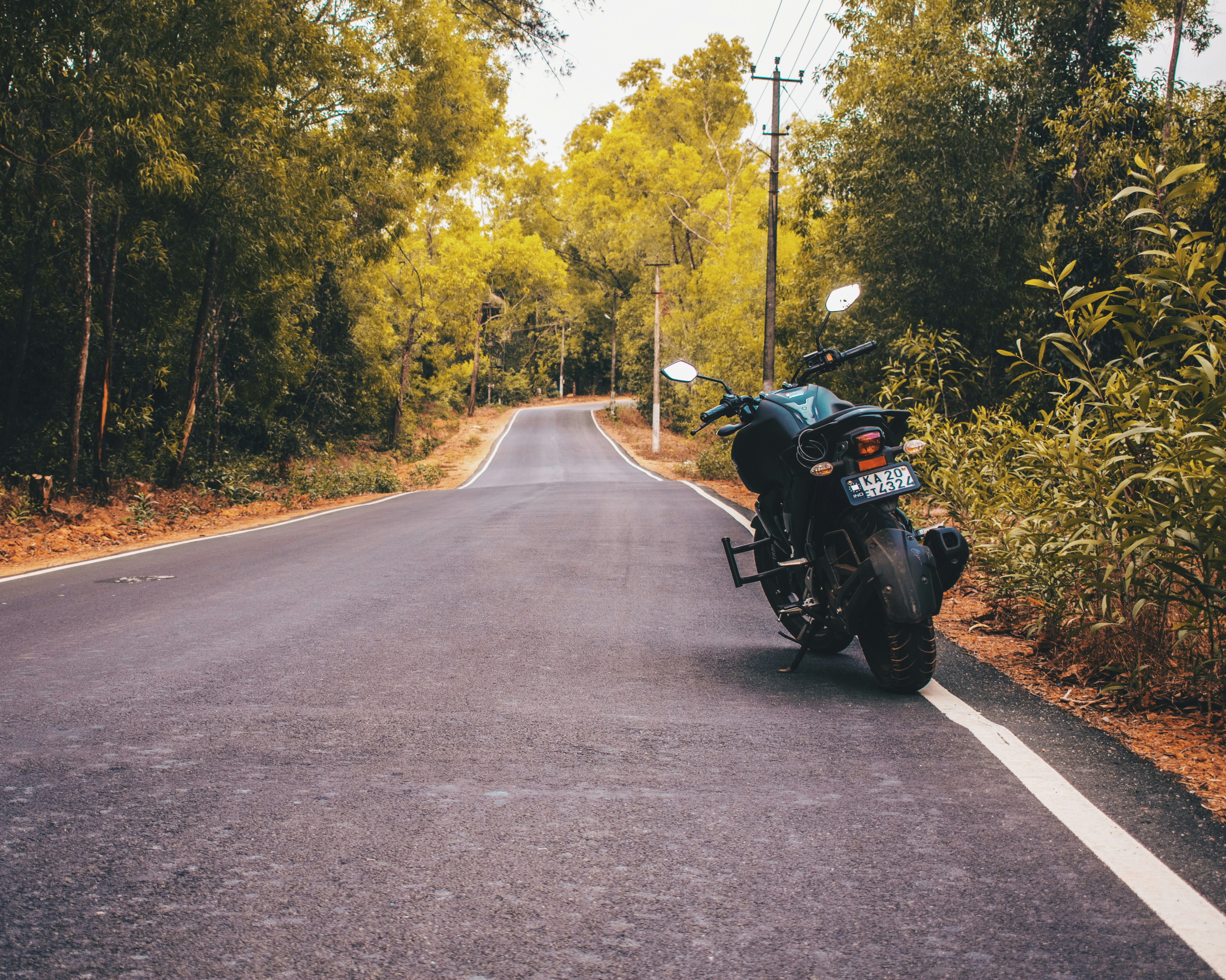Uma pessoa andando de moto em uma estrada.