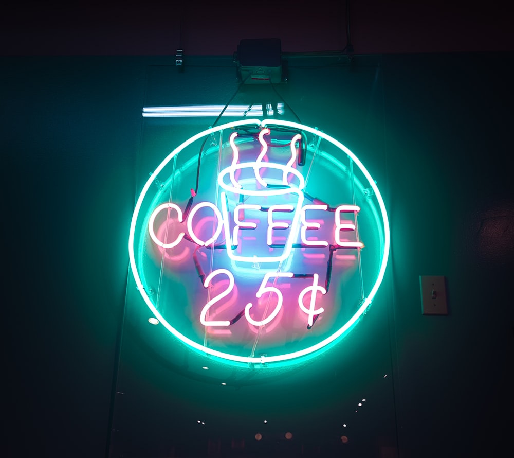 녹색과 빨간색 커피 25센트 네온 불빛 간판