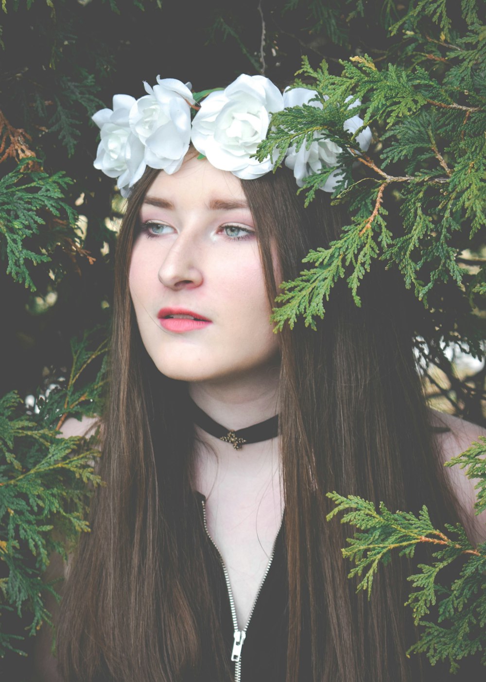 femme portant une coiffe de fleurs blanches