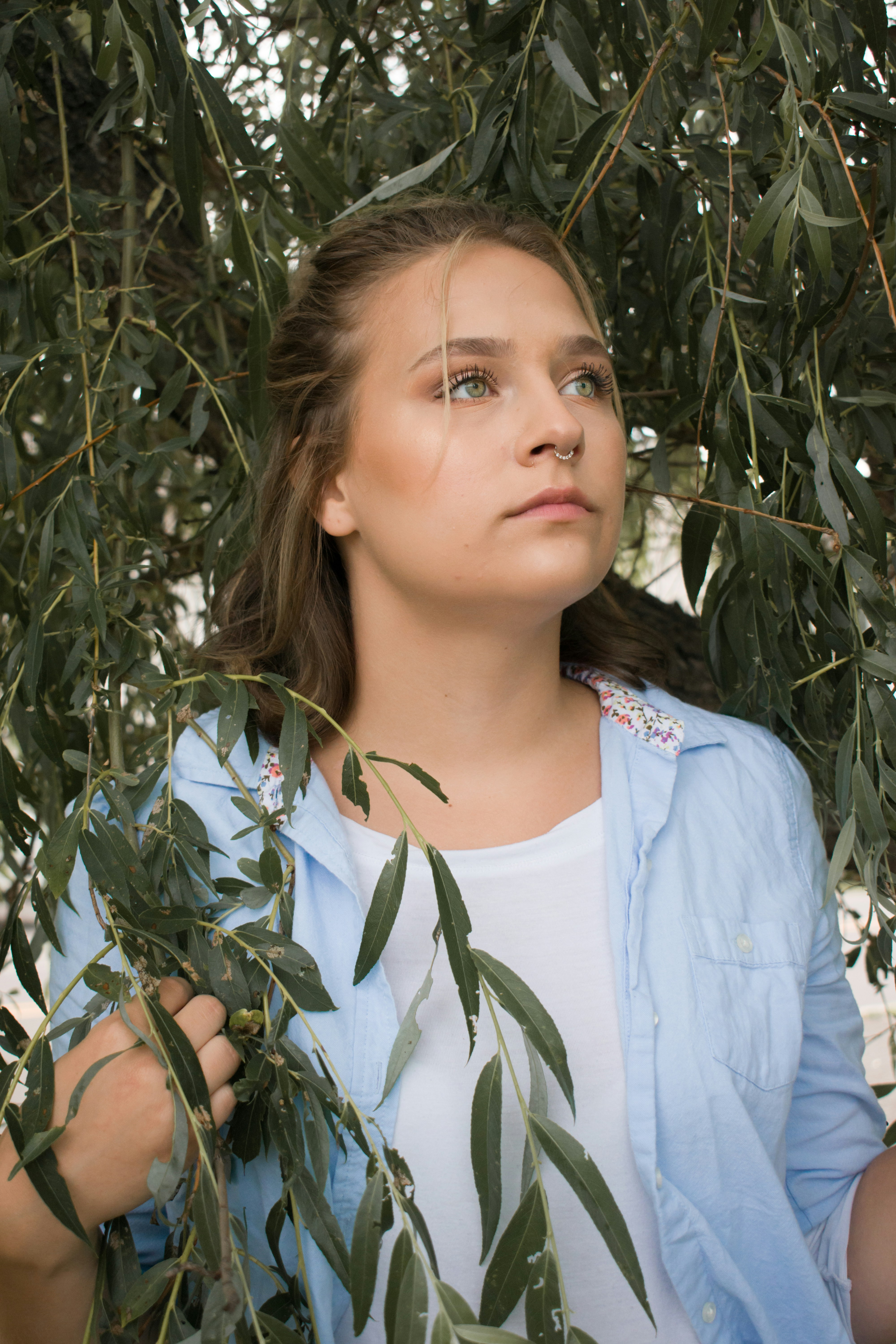 woman wearing shirt under tree