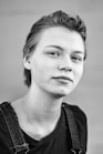 woman wearing black shirt