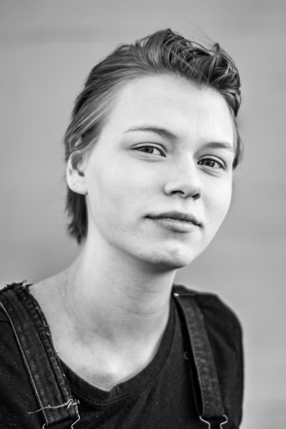 woman wearing black shirt