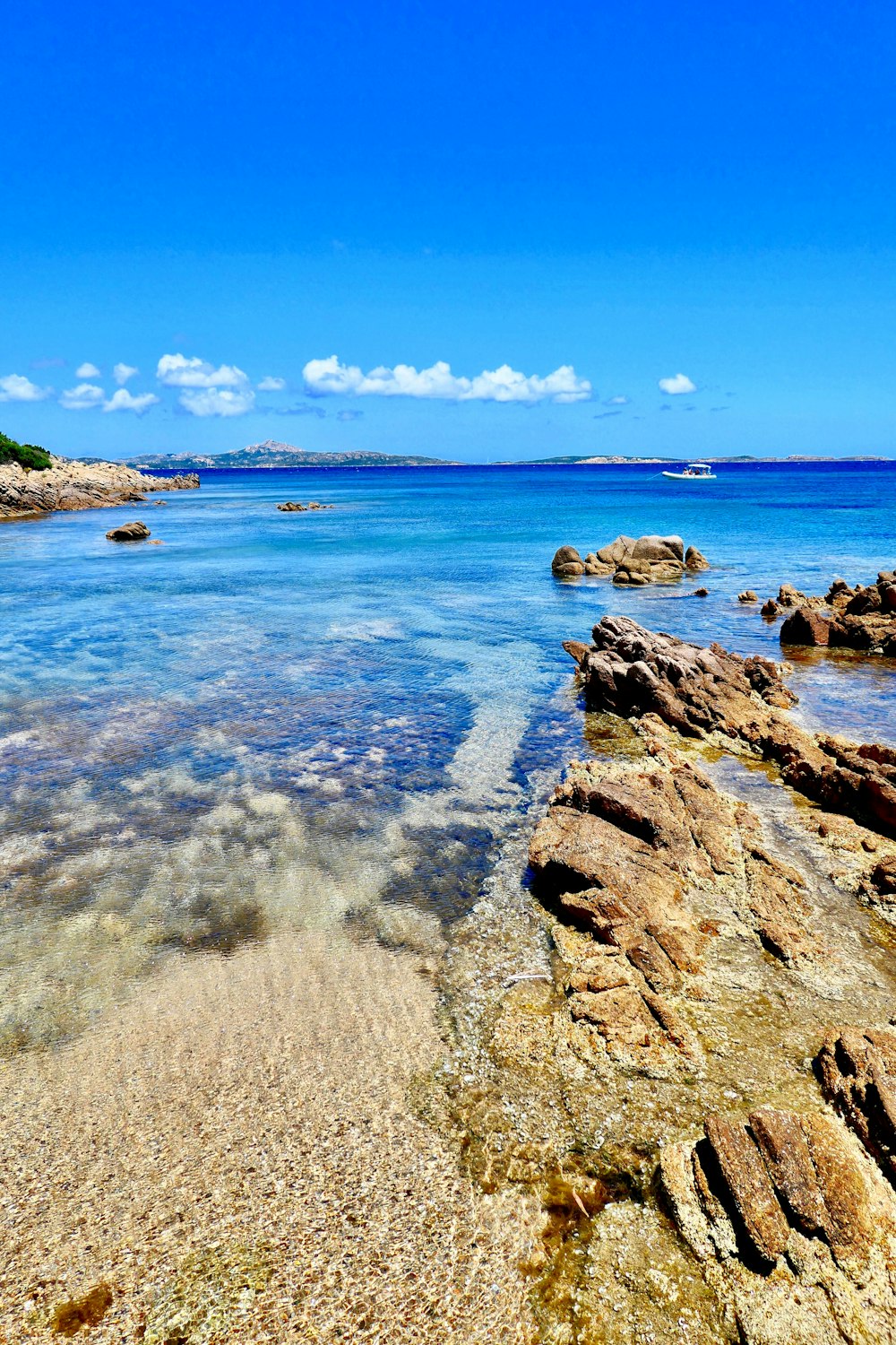 Rocas marrones en la playa de aguas claras