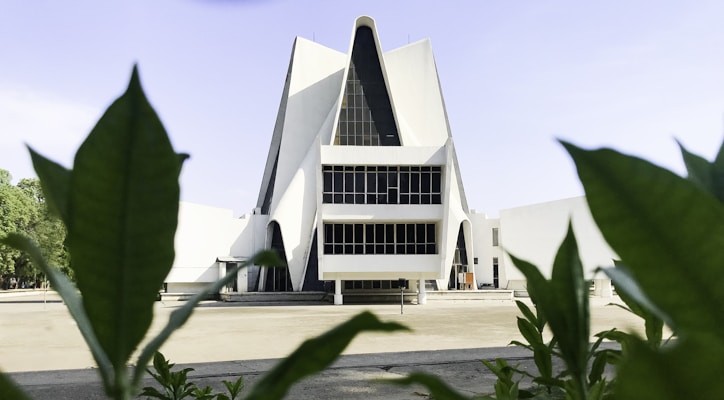 Logo Orange Money en gros plan avec symbole de portefeuille numérique brillant