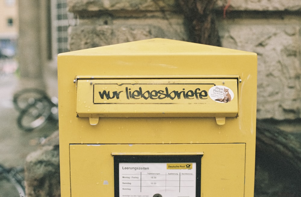 ein gelbes Kästchen mit Schriftzug an der Seite
