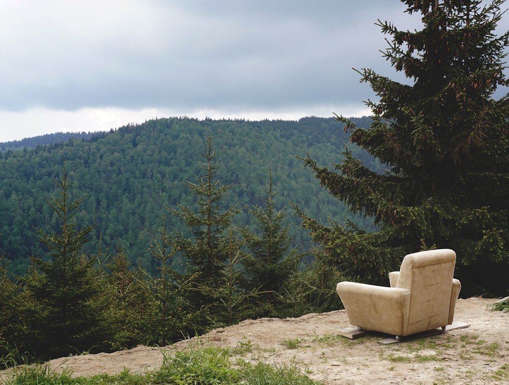 낮 동안 산에 있는 회색 패브릭 소파 안락 의자