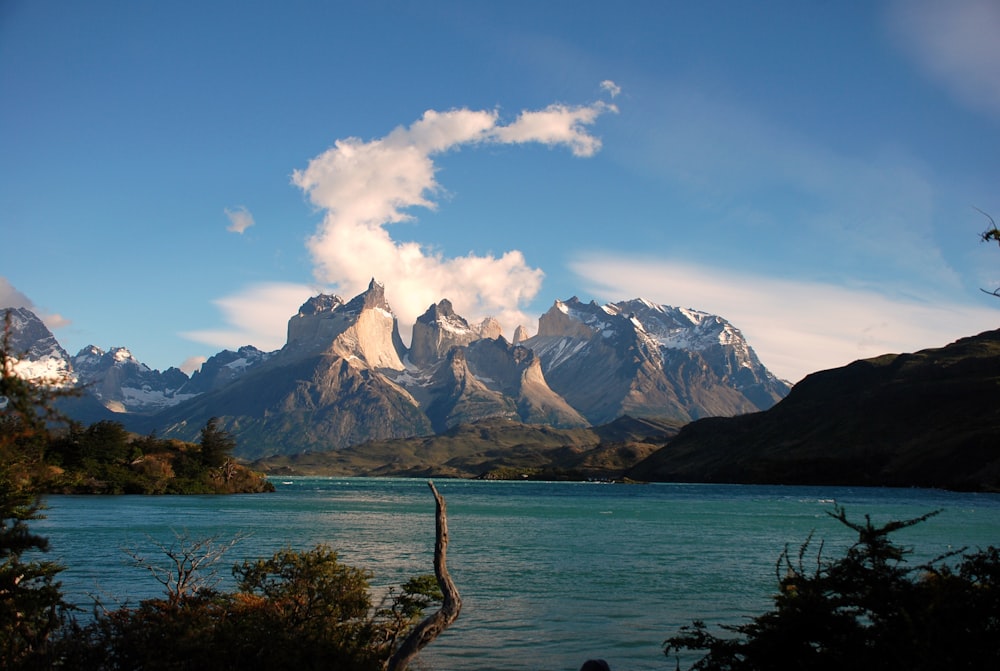 Fotografía de paisaje de montaña cerca del cuerpo de agua