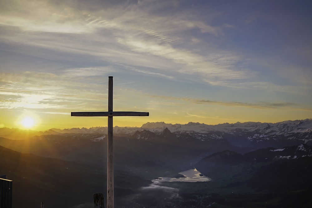 Cruz marrom na montanha