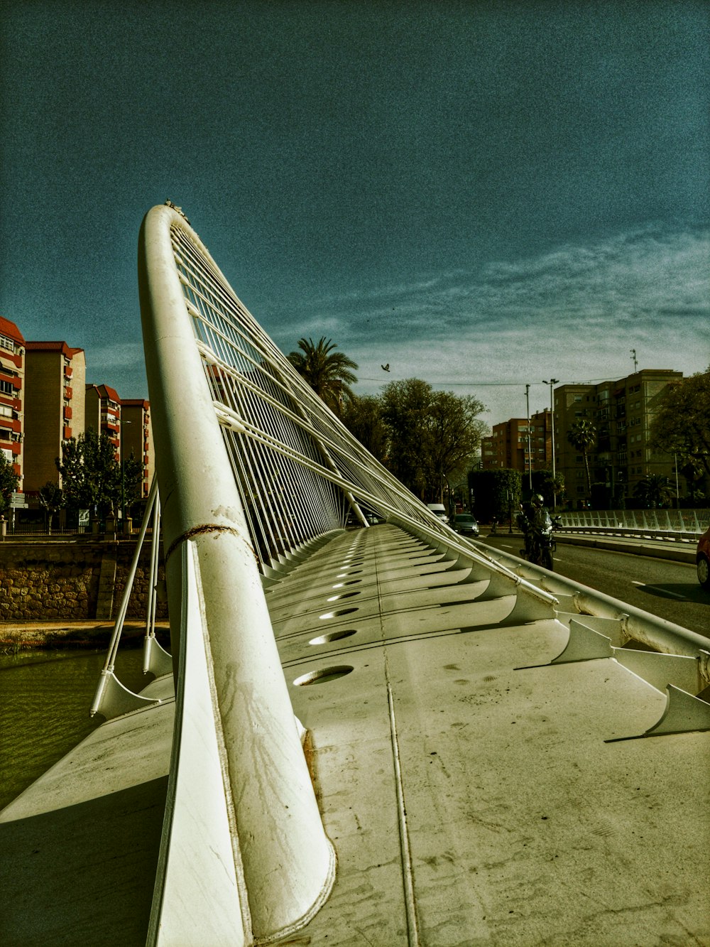 uma ponte muito longa que está sobre um pouco de água