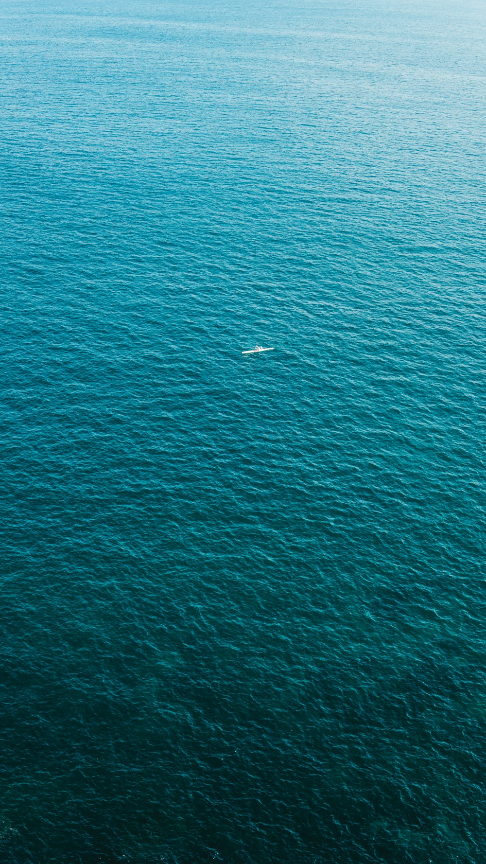 barca bianca nel mare blu
