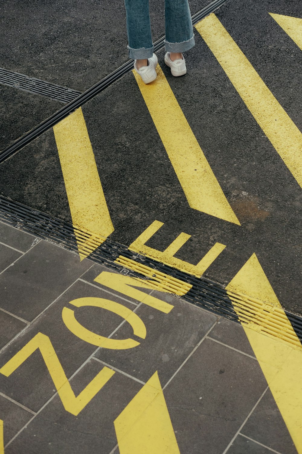 Persona de pie en el signo de la raya amarilla en Orad