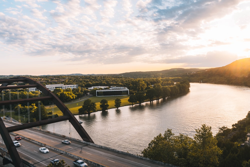 Graue Brücke unter dem Fluss