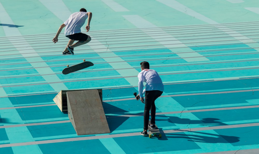 Due uomini che giocano con lo skateboard
