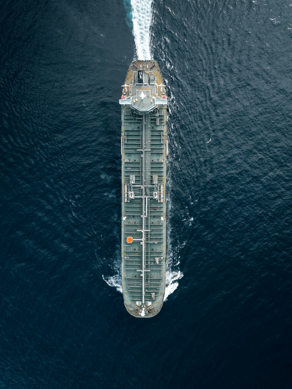 Containerschiff kreuzt mitten auf dem Meer