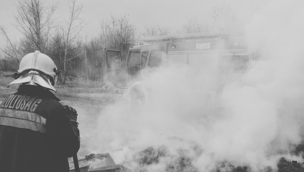 uomo che indossa l'uniforme davanti al fumo