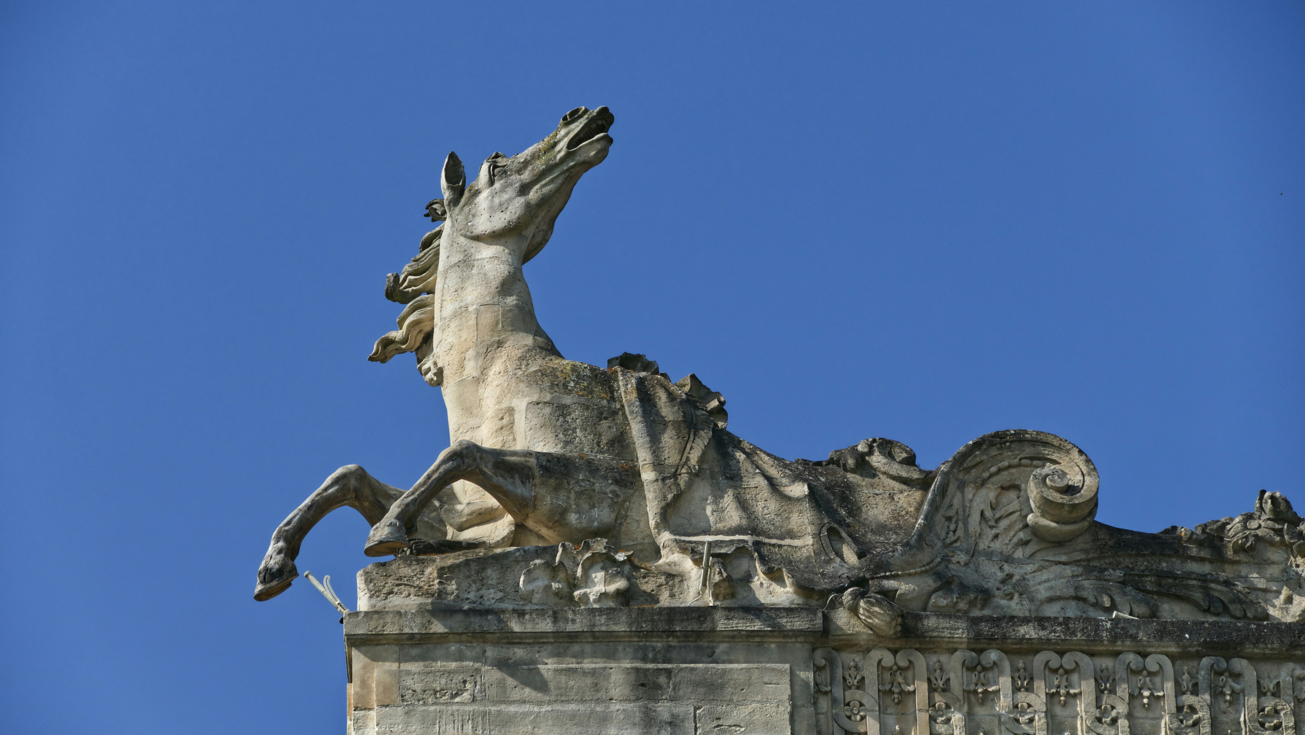 Détail du fronton du musée du cheval à Chantilly 