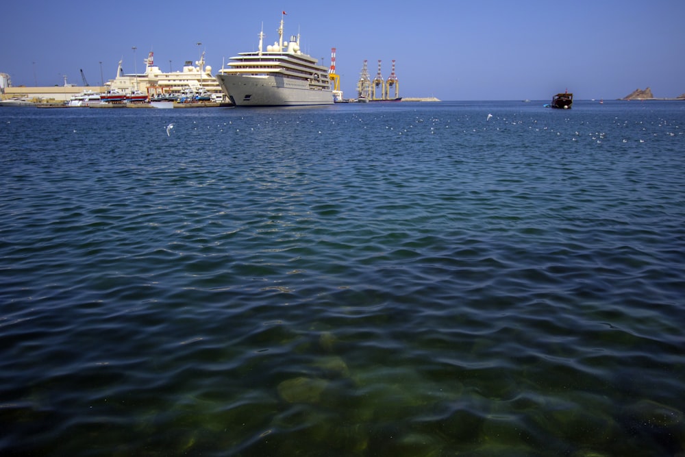 nave da crociera bianca