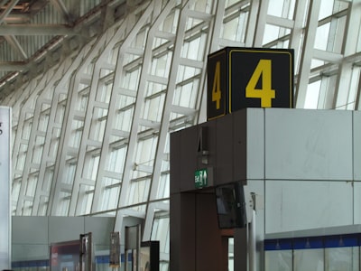 공항 터미널 게이트 안내판