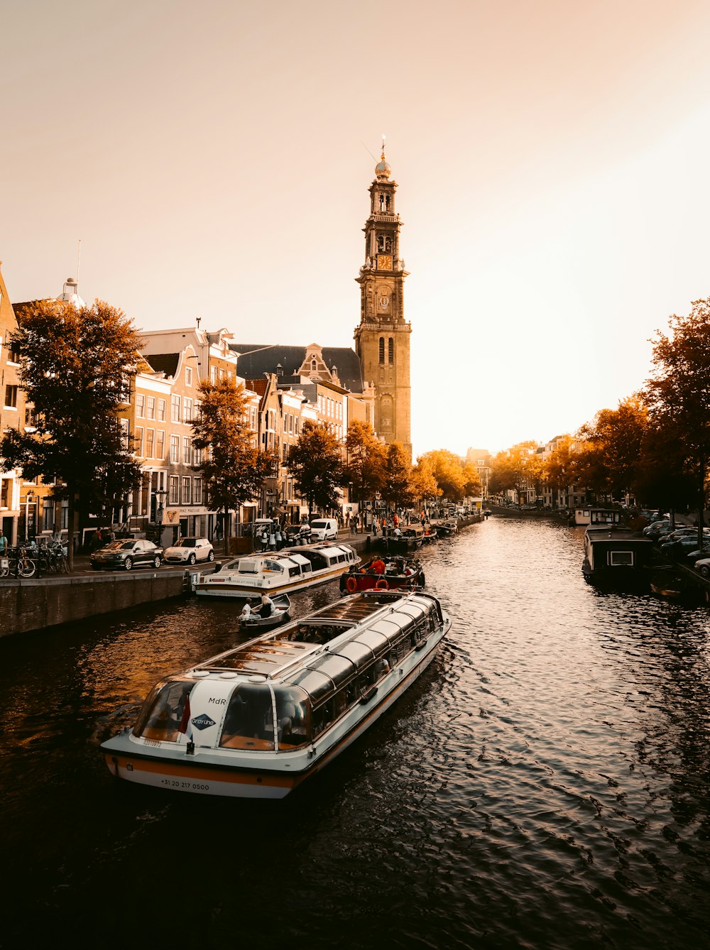 bateau blanc et marron