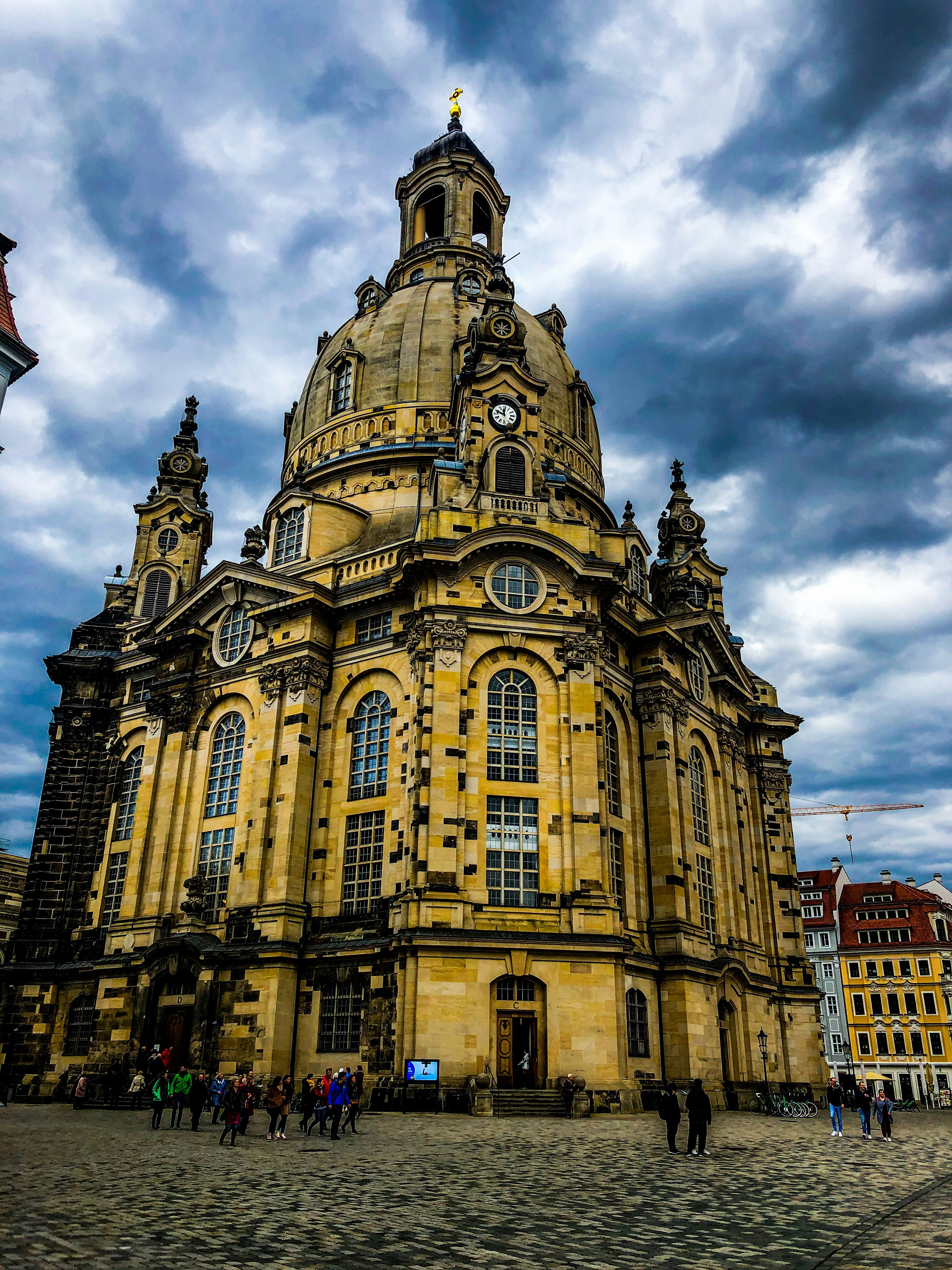 Gelbes Gebäude tagsüber