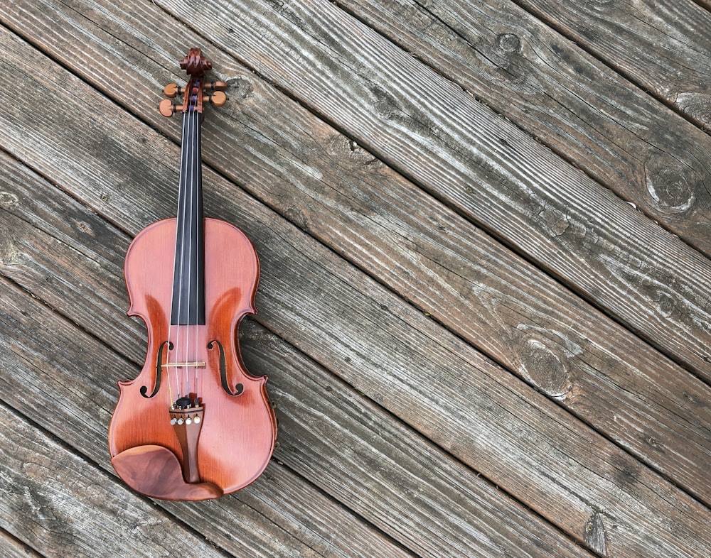 茶色の表面のバイオリンのクローズアップ写真