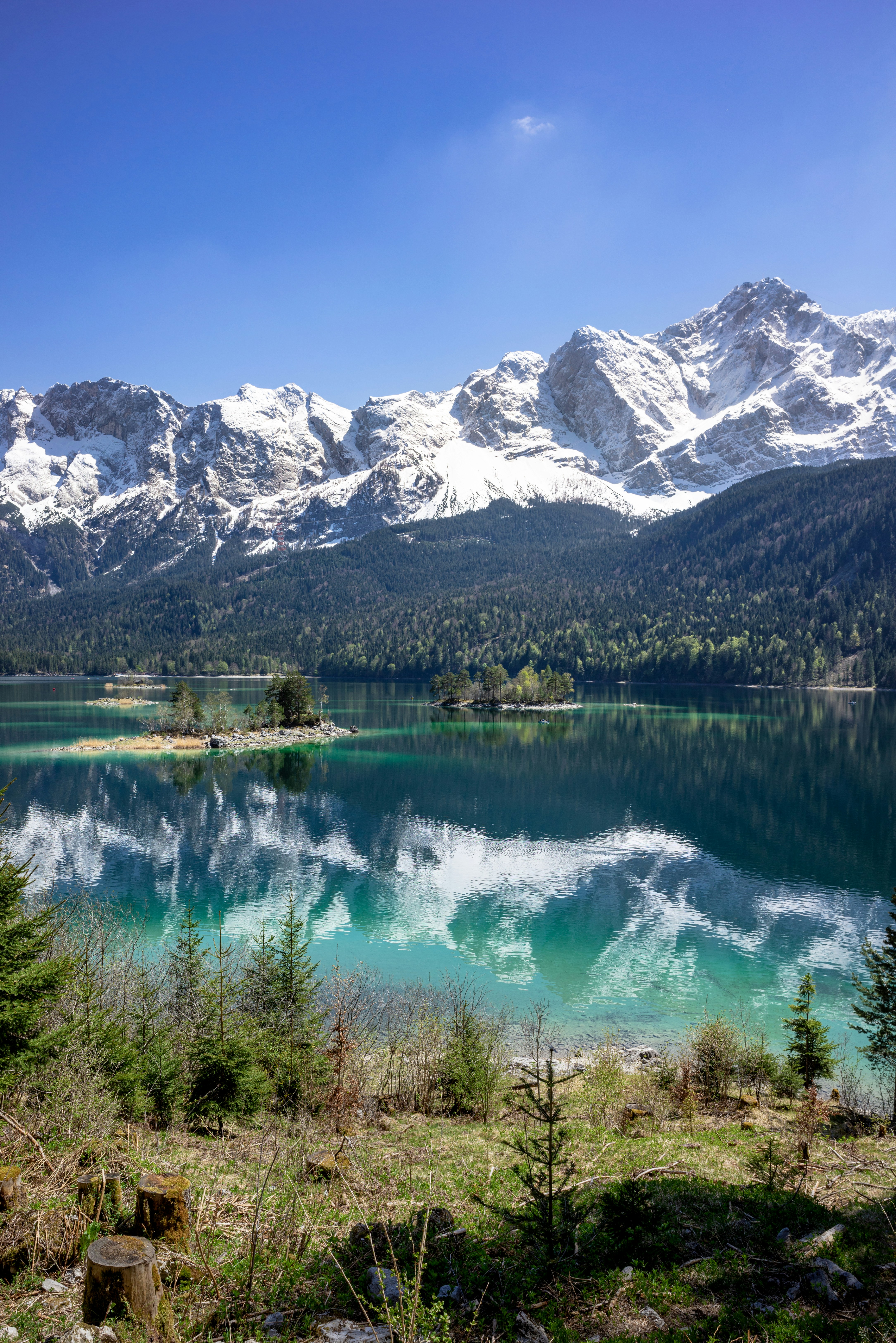 Montañas nevadas cerca del lago durante el día