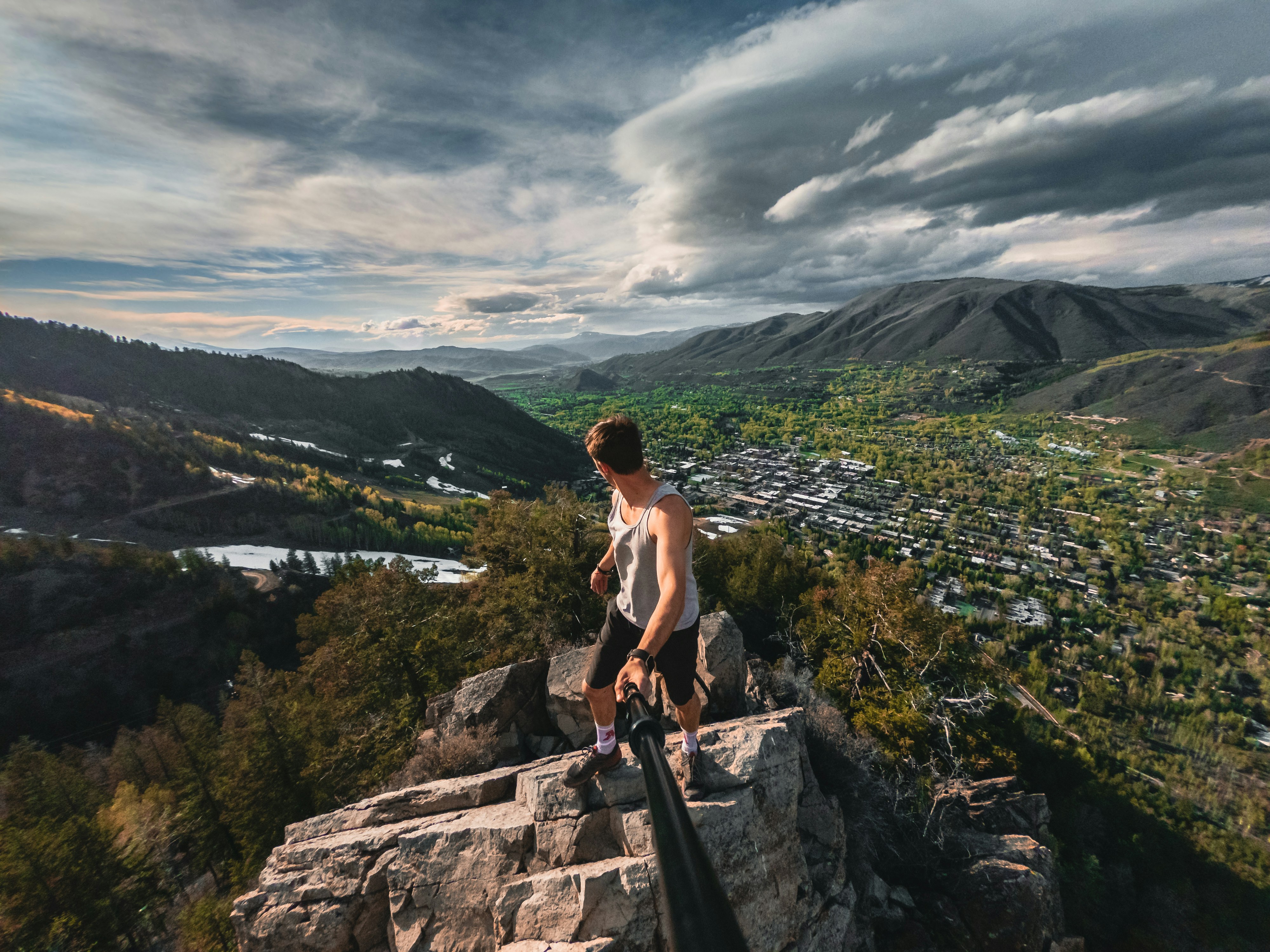 homme debout sur des rochers