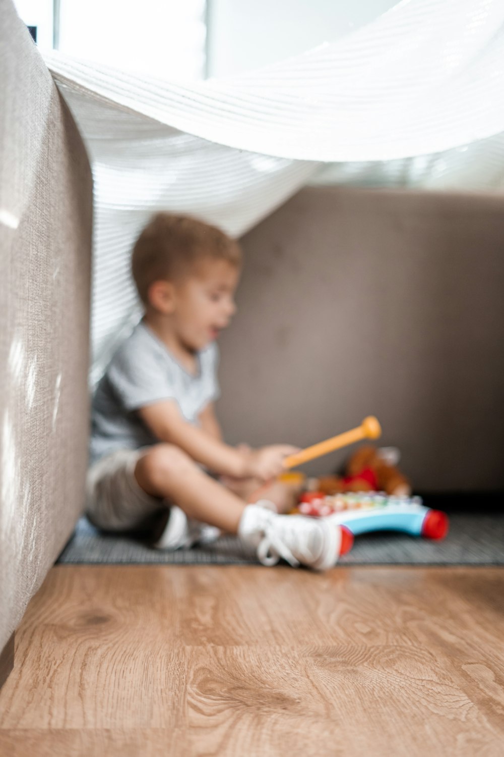 menino que joga brinquedo de instrumento musical