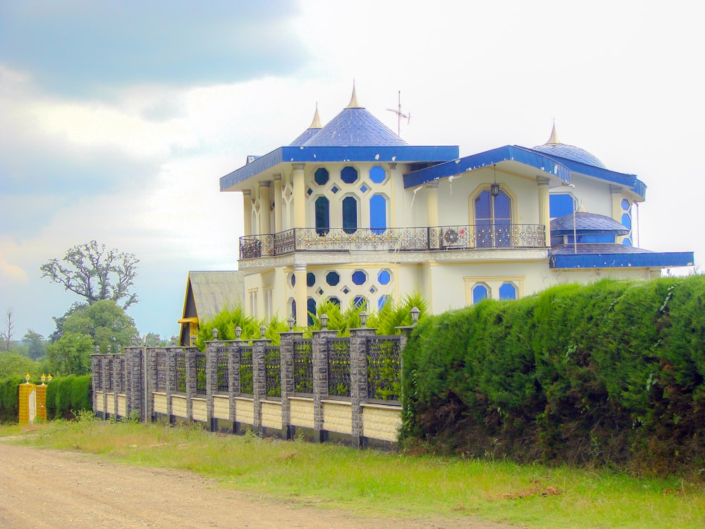 Casa beige y azul