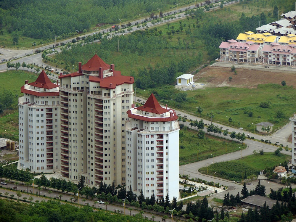 Fotografia aerea di edifici in cemento bianco e rosso durante il giorno