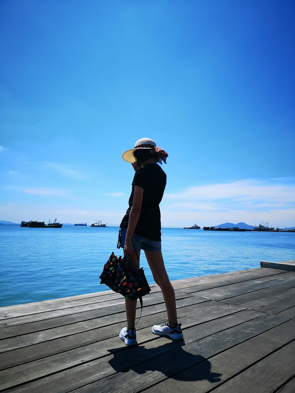 Mujer con sombrero marrón para el sol